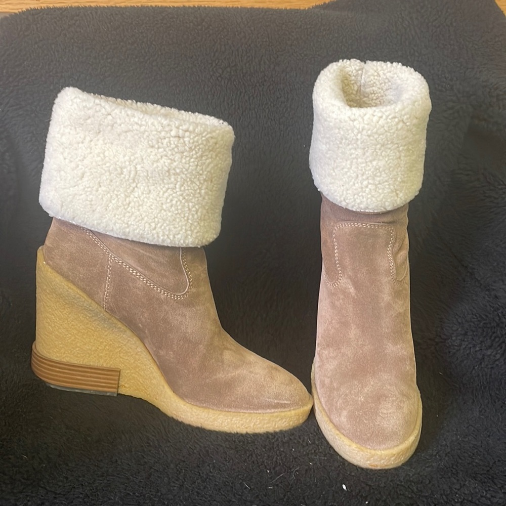 Tod’s mid calf boot.